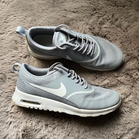 Nike Air Max Thea Casual Sportswear Shoe Wolf Grey White Womens Size 8.5 - Picture 3 of 11